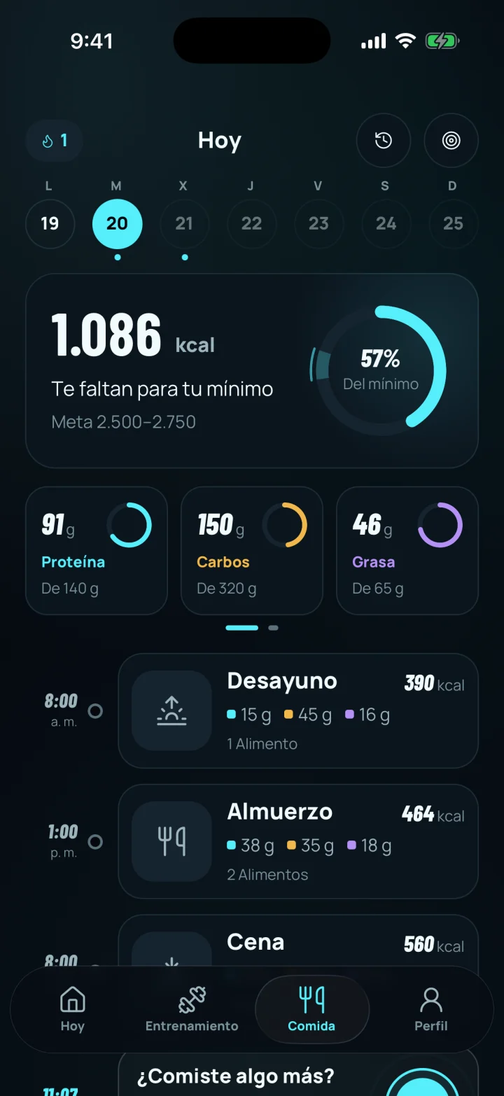 Registro de comidas del día con calorías y macros frente a la meta.